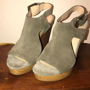 ⭐️Beautiful suede wedges⭐️